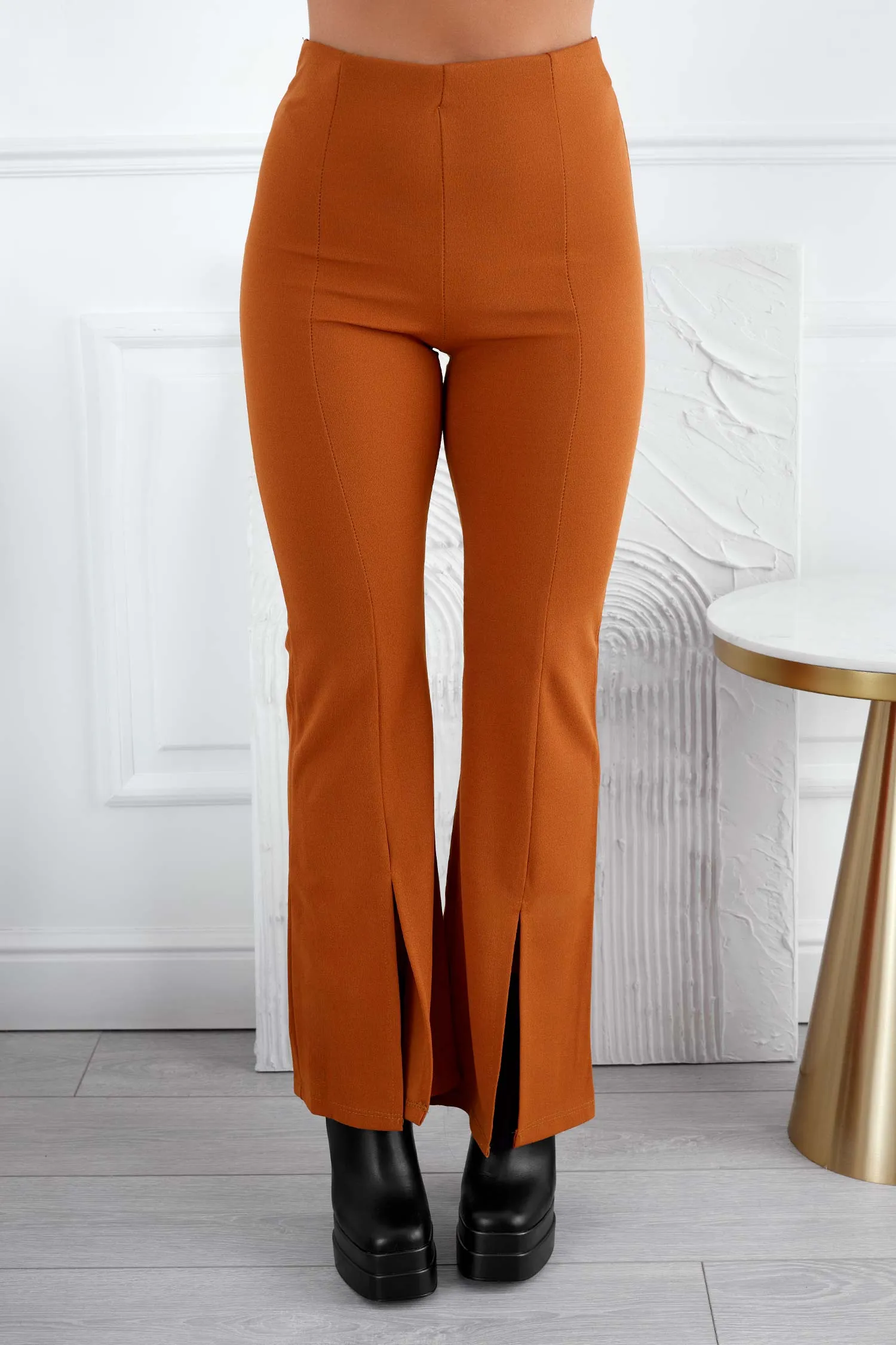 Pantalone camel a zampa con spacco frontale